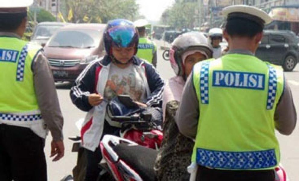 Oknum Guru Arogan Kepada Petugas Polisi Saat Razia Rutin