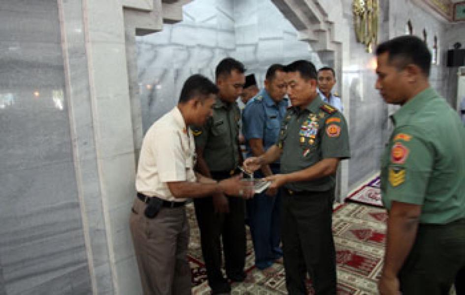 Panglima TNI Serahkan Bantuan Alquran