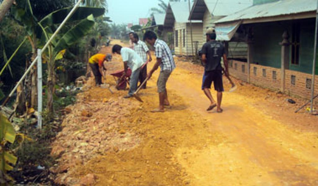 Pasca Banjir, Warga Timbun Jalan yang Rusak