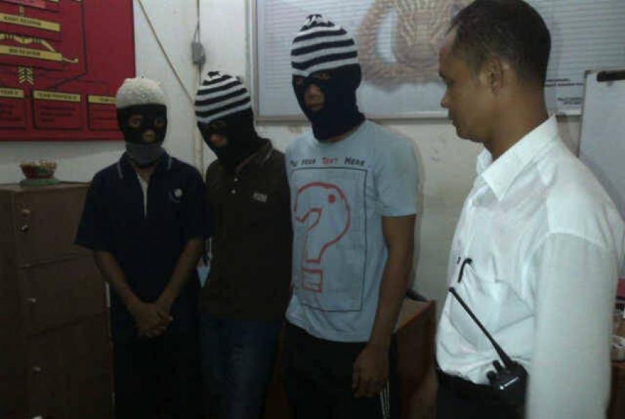 Pencuri Perhiasan Dewa Terekam CCTV 