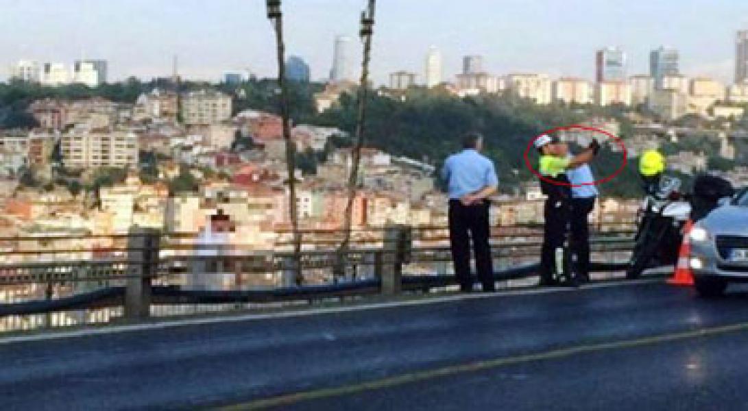 Polisi Selfie saat Pria Lompat Bunuh Diri di Jembatan