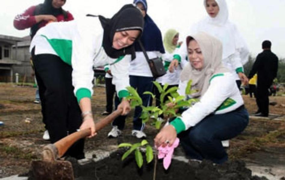 Tingkatkan Ekonomi, TP-PKK Kecamatan Pusako Tanam Pohon Buah-buahan