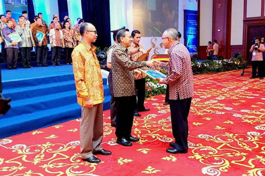Wagubri Terima Penghargaan WTP