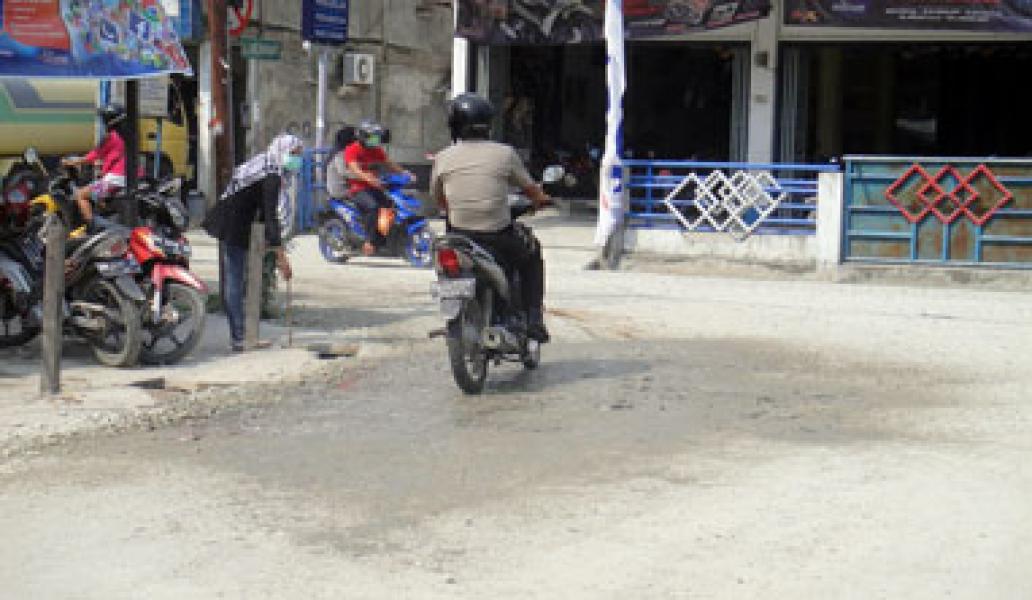 Warga Desak Pemkab Inhil Tuntaskan Proyek Perbaikan Jalan
