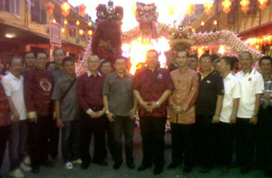 Warga Tionghoa Rayakan Festival Lampion `Kue Bulan`