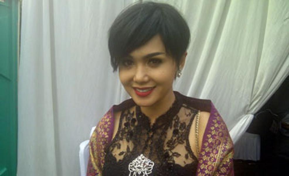 Yuni Shara Ragu Datang ke Pernikahan Raffi Ahmad