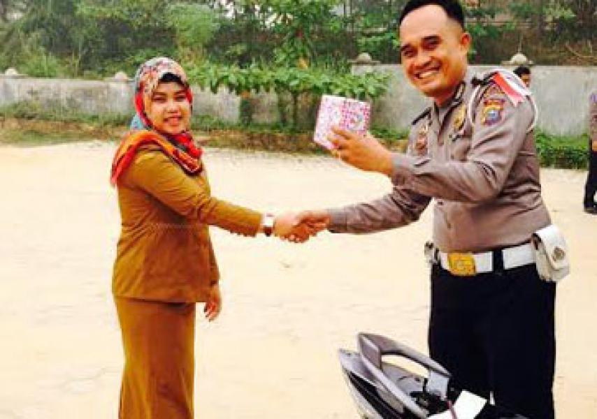 Apresiasi Kinerja Satlantas Polres Pelalawan, Wajib Pajak Ini Berikan Bingkisan Kepada Seorang Personel