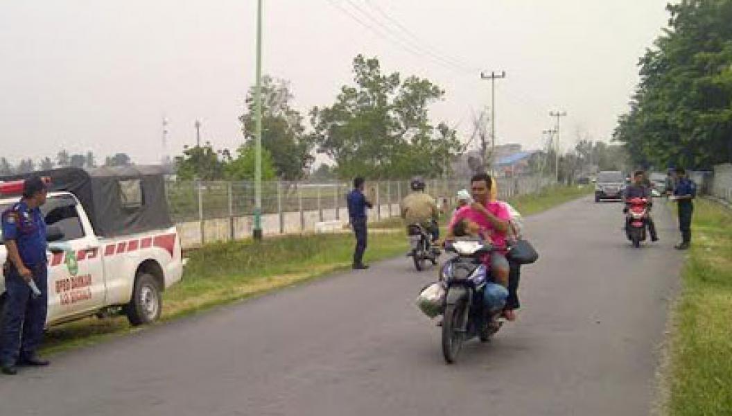 Atasi Kabut Asap, BPBD Damkar Bukit Batu dan BPBD Damkar Siak Kecil Sebar Masker Gratis