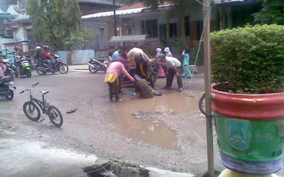 Jalan Berlobang di Jalan Pahlawan Buat Warga Terjatuh