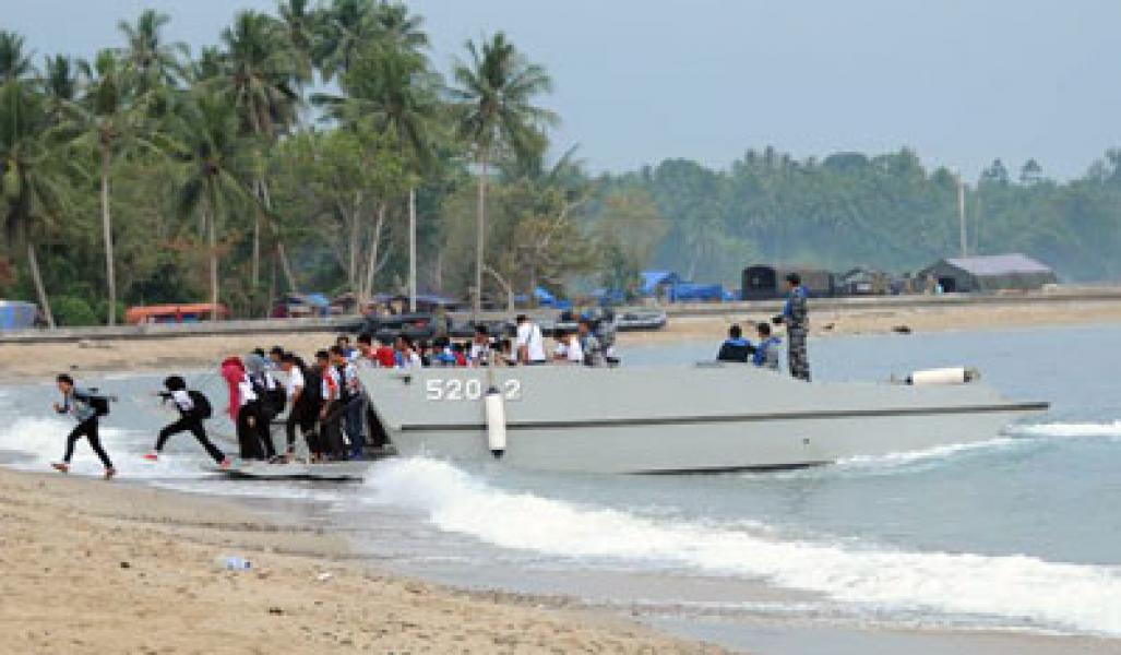 KRI Teluk Bintuni-520 dan Peserta LNRPB Mendarat di Pantai Kayu Bura