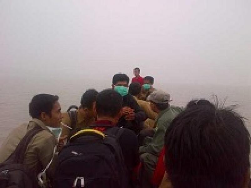 Kabut Asap Pekat, Camat 3T Liburkan Anak Sekolah dan Sebar 500 Masker 