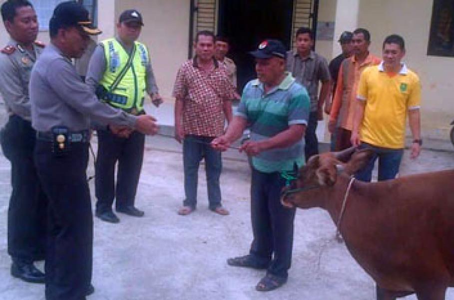 Kapolres Inhu Serahkan Sapi Korban ke Desa Alang Kepayang