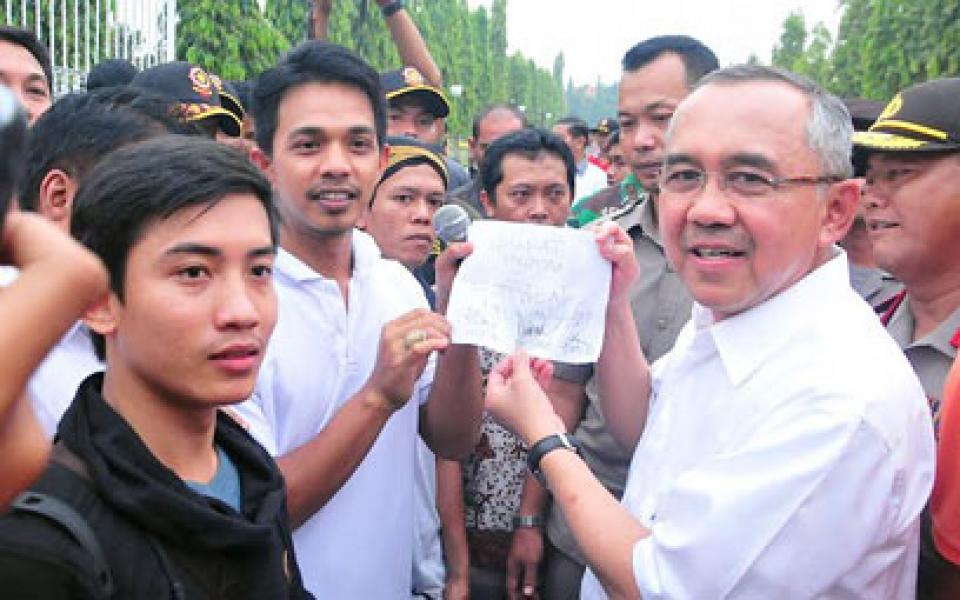 Massa Minta Pemerintah Tindak Tegas Perusahaan Pembakar Lahan