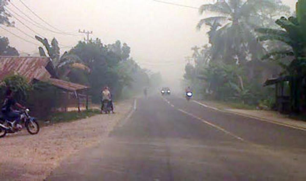 Meski Diguyur Hujan Deras, Kabut Asap Di Inhu Masih Pekat