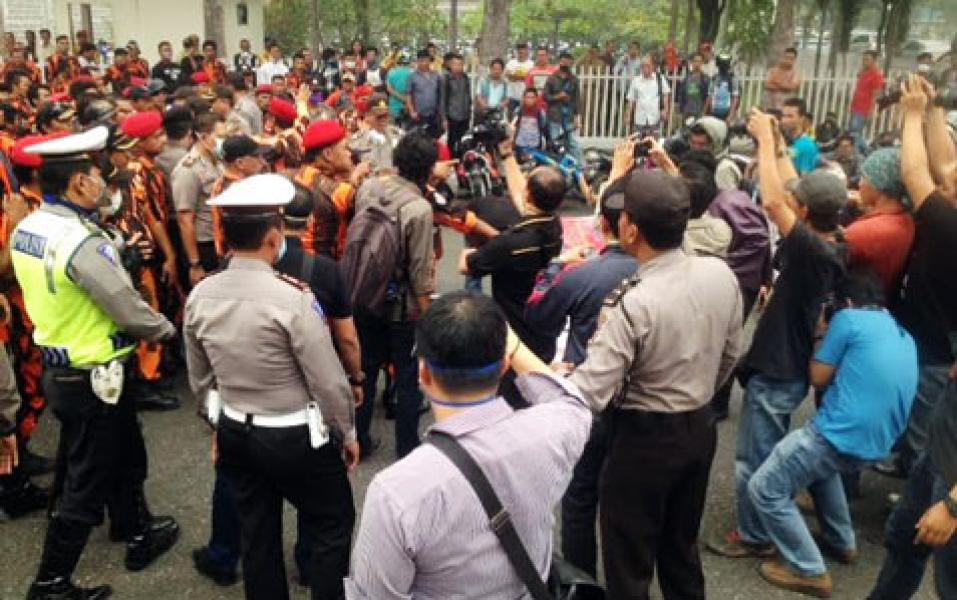 Minta PLT Gubri Ditangkap, Ratusan Massa Gempar Blokade Jalan Sudirman
