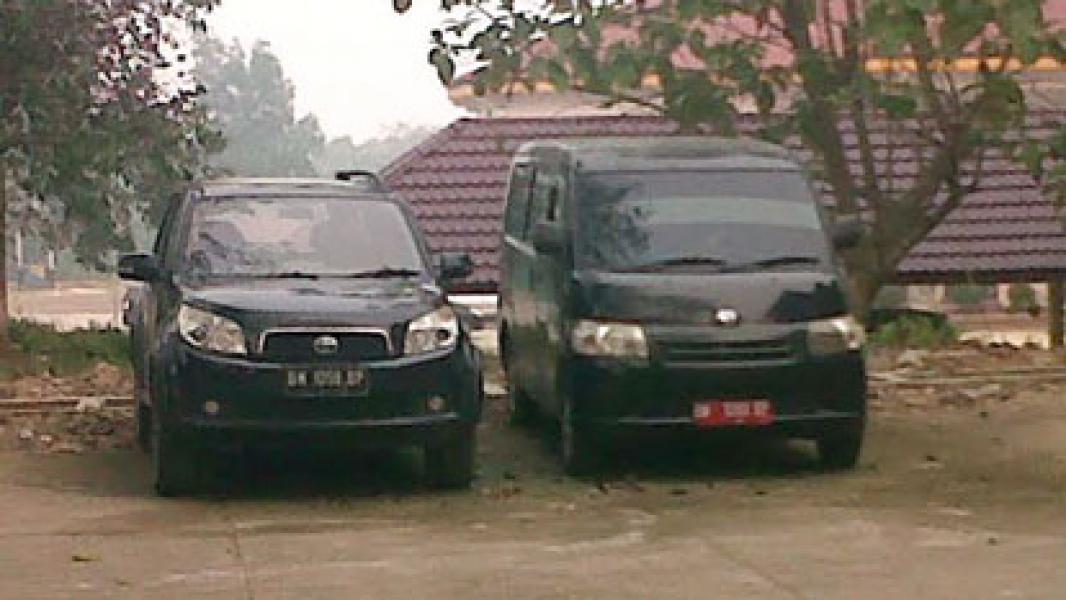 Pasca Pengembalian, 2 Mobdin Inhu Berhujan Berpanas di Depan Kantor Aset dan Perlengkapan