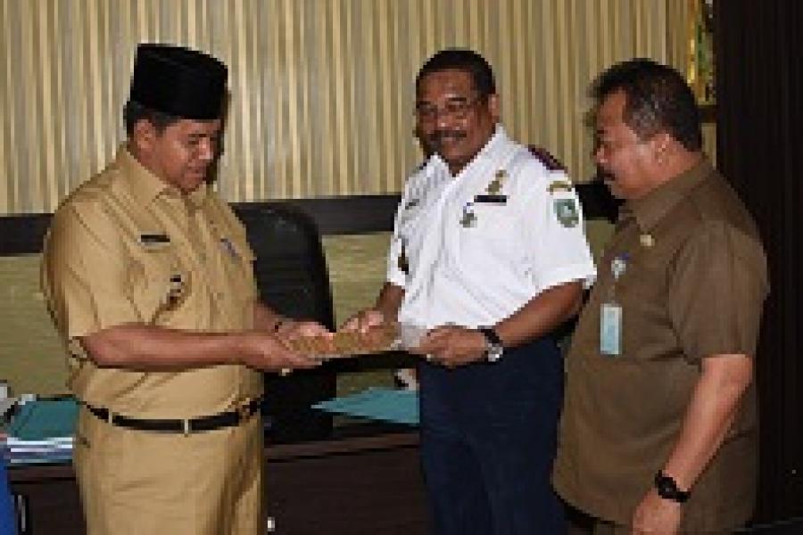 Pj Bupati Serahkan Surat PKS PPDBT ke Kadishubkominfo 