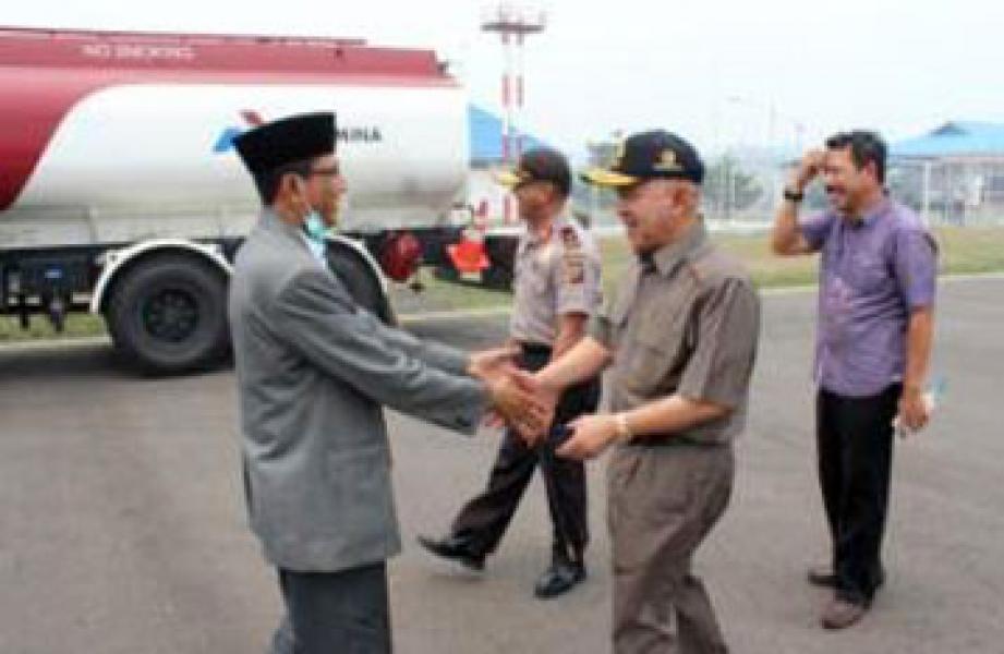 Plt Gubernur Riau Kunjungi Posko Karlahut Bandara Japura