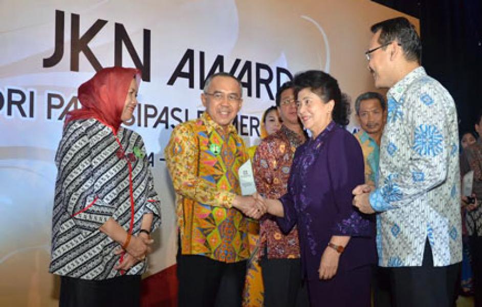 Plt Gubri Terima JKN Award dari Menteri Kesehatan RI