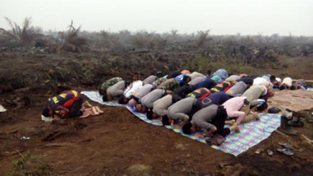 Polres Pelalawan Bersama Tim, Anak Panti dan Yayasan Tahfizd Sholat Jumat di Lokasi Pemadaman