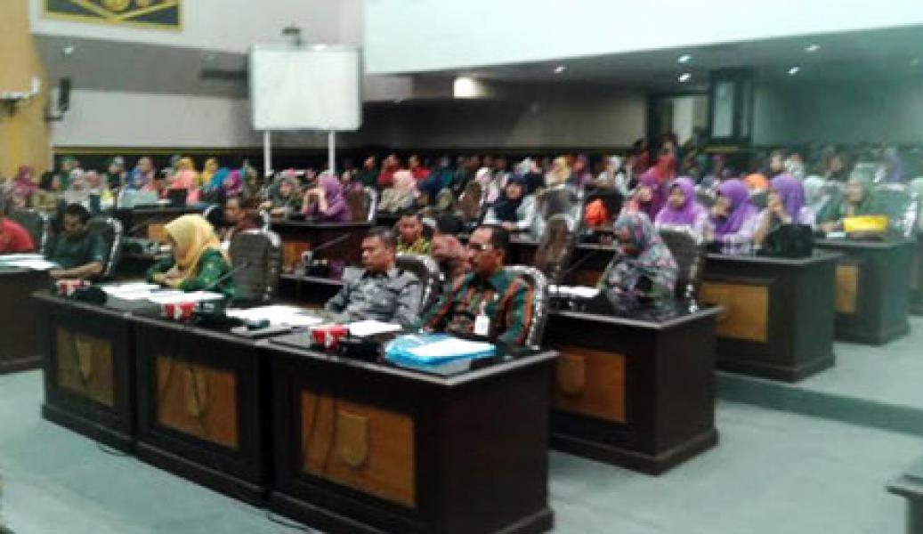 Ratusan Guru Honor Komite Serbu Kantor DPRD Pekanbaru