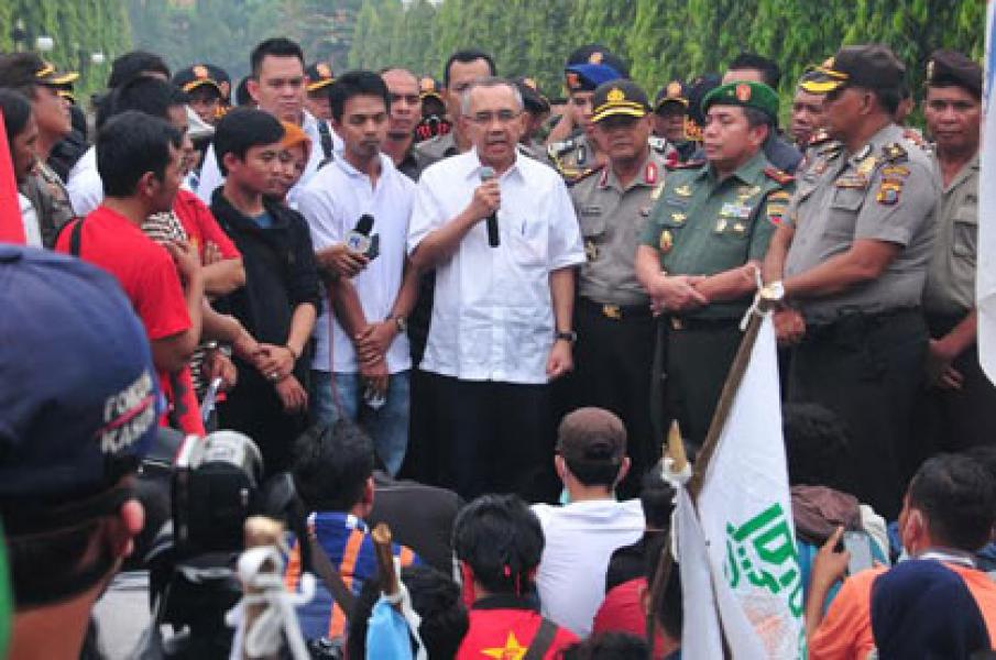 Ratusan Massa Duduki Jalan Sudirman, Plt Gubri Jelaskan Kondisi Asap ke Pendemo