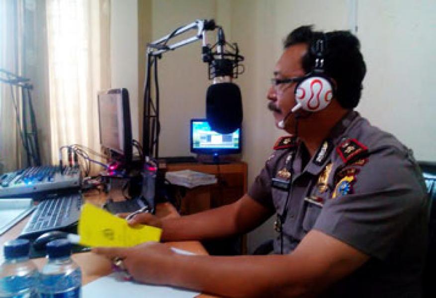Talkshow Kasat Binmas Polresta Pekanbaru di Radio Hidayah 103.4 FM Pekanbaru