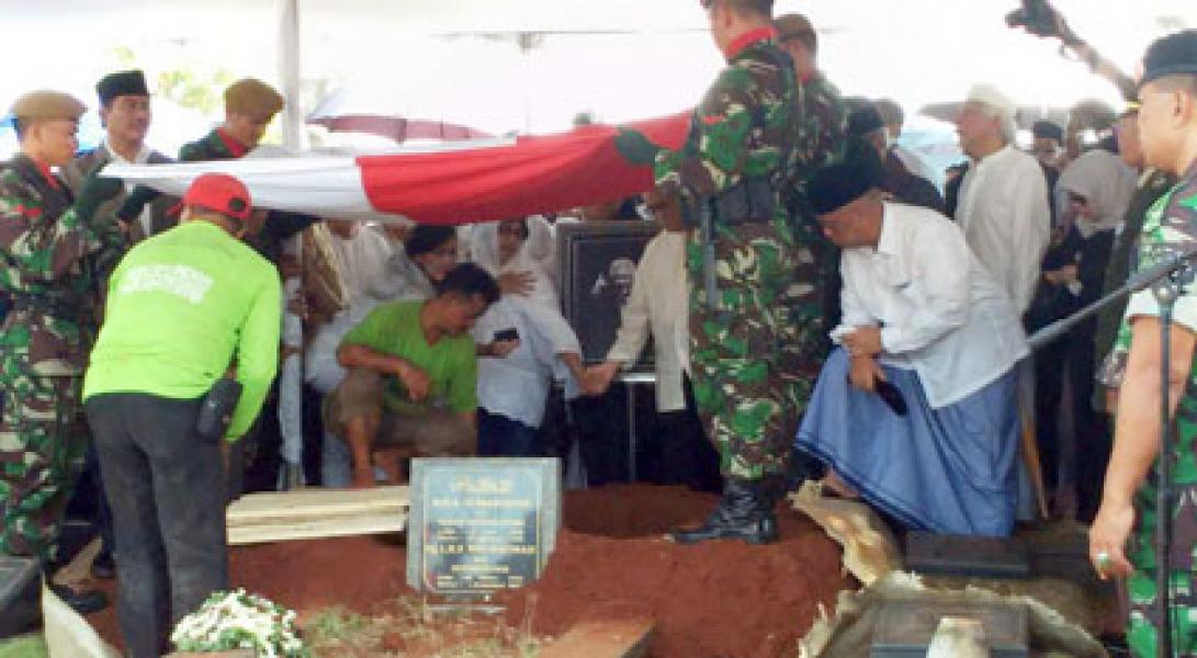 Tangis Pecah Iringi Pemakaman Adnan Buyung Nasution