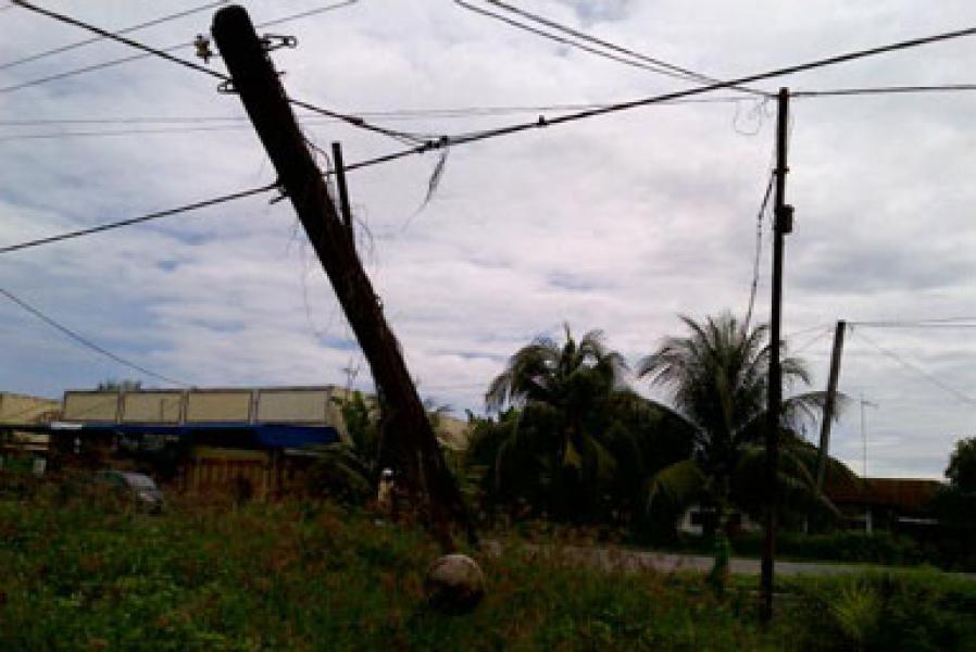 Tiang Listrik Ditabrak Truk Balak, Listrik Padam Sorek Hingga Ukui