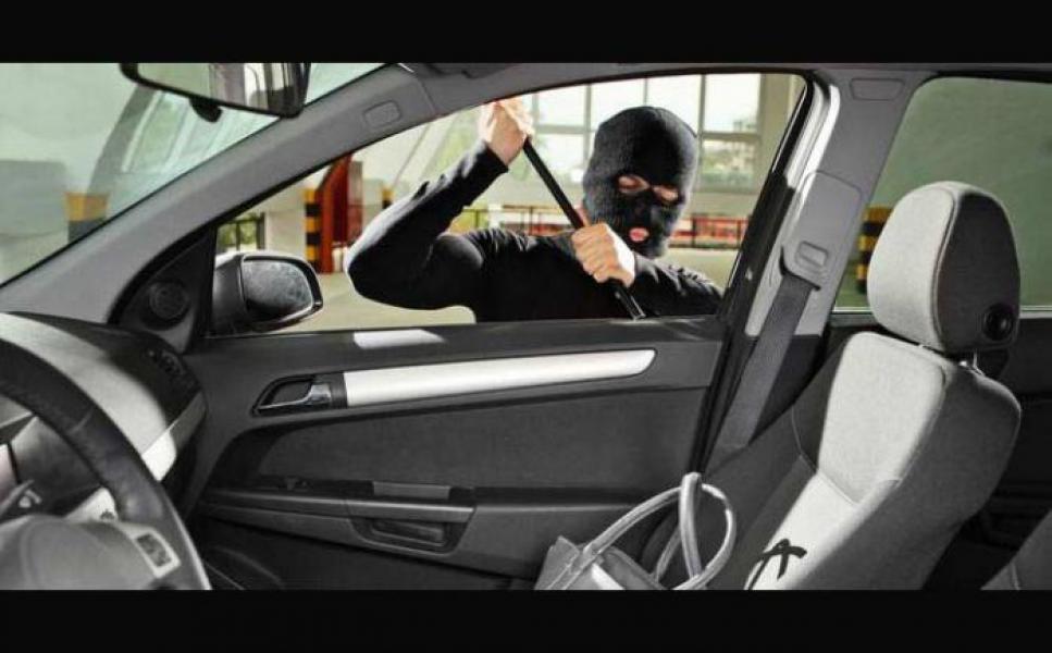 ‪Diparkir di Garasi Rumah, Mobil milik Polisi Raib