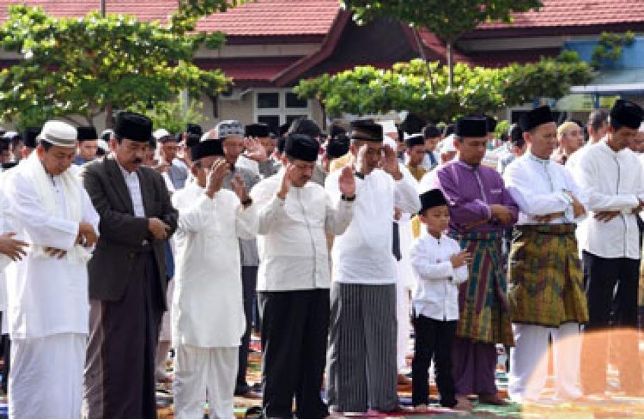 Bupati Amril Mukminin dan Keluarga Sholat Idul Adha Bersama Ribuan Masyarakat Duri