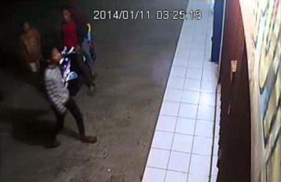 Alahmak! Bola Lampu pun Disikat Maling, Aksi Terekam CCTV