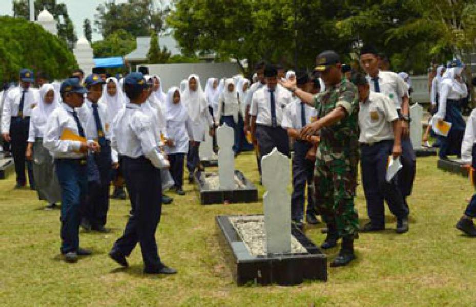Babinsa Koramil 01/Bengkalis Dampingi Wisata Ziarah Pelajar SMP