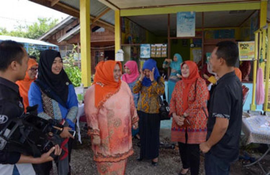 Bersama Tim Penilai Provinsi, Kasmarni Amril Tinjau Posyandu Nanas Satu