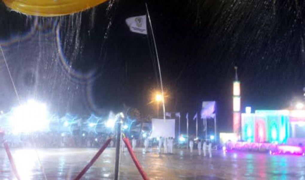 Di Bawah Guyuran Hujan Lebat dan Angin Kencang, Bendera LPTQ ‎di MTQ ke-XV Tingkat Kabupaten Pelalawan Tetap Diturunkan