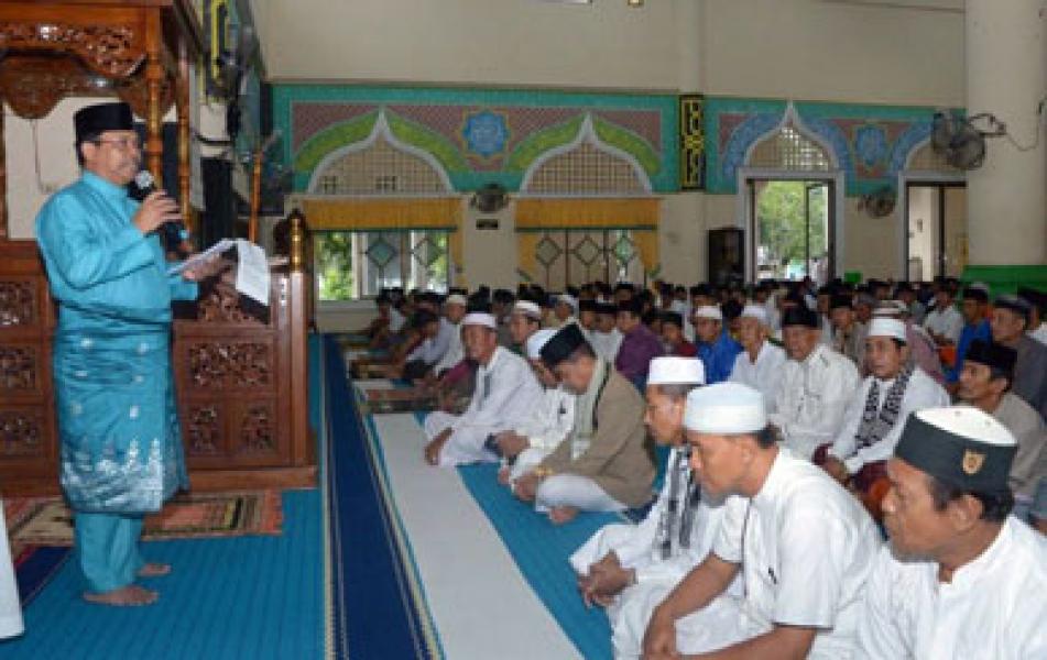 Diguyur Hujan, Plt Sekda H Arianto Sholat Idul Adha di Masjid Almubarok Bengkalis