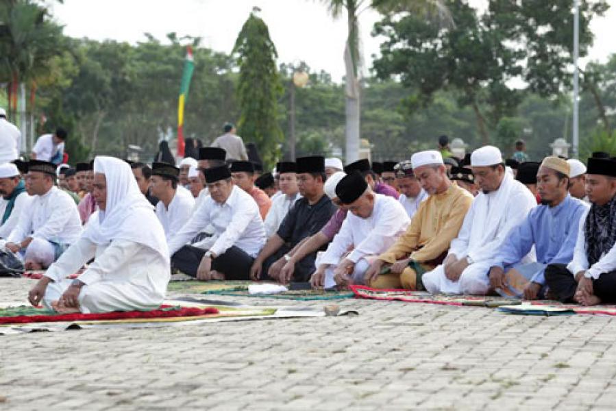 Gubernur Riau H Arsyadjuliandi Sholat Idul Adha di Selatpanjang