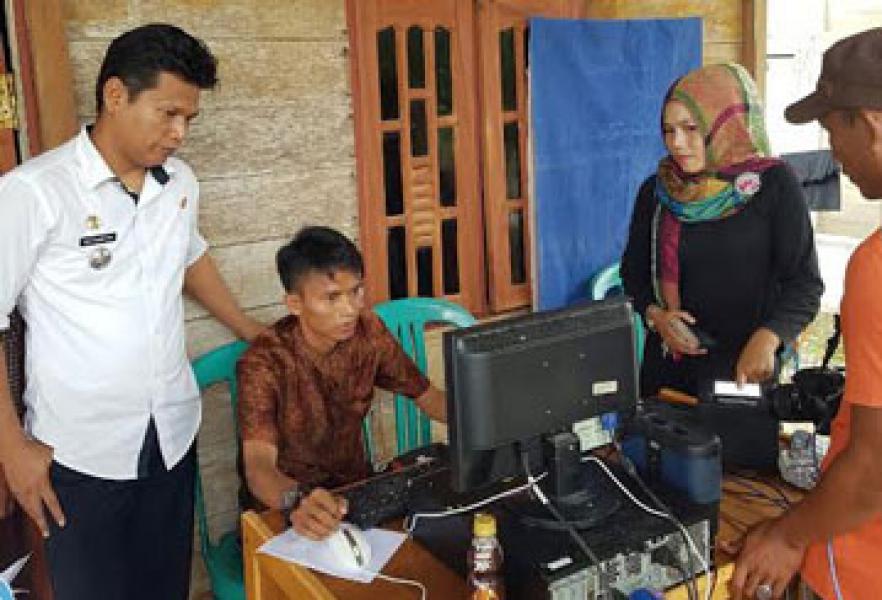 Jemput Bola, Upika Kecamatan Teluk Meranti Lakukan Perekaman e-KTP ke Desa-Desa Terpencil