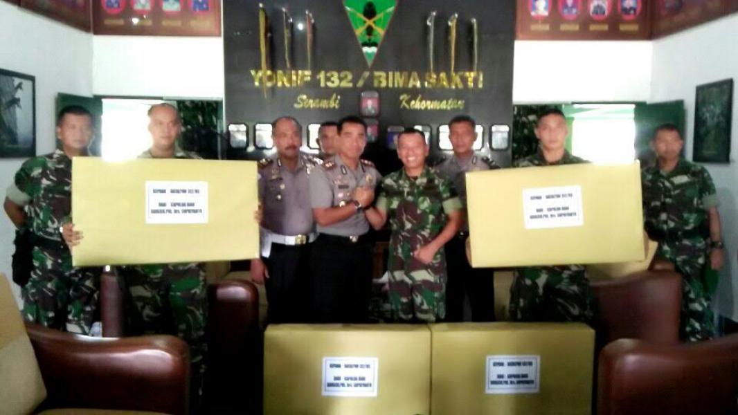Kapolres Kampar Serahkan Empat Unit TV Dari Kapolda Riau untuk Anggota Yonif 132 BS
