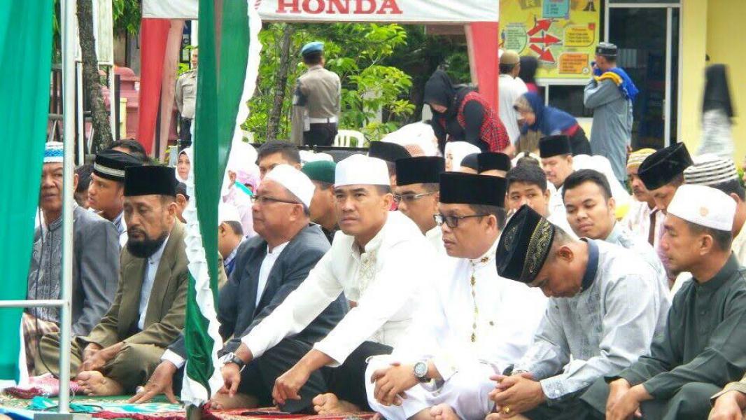 Keluarga Besar Polres Kampar Bersama Jamaah Mesjid Al Ikhlas, Sholat Idul Adha di Halaman Mapolres Kampar