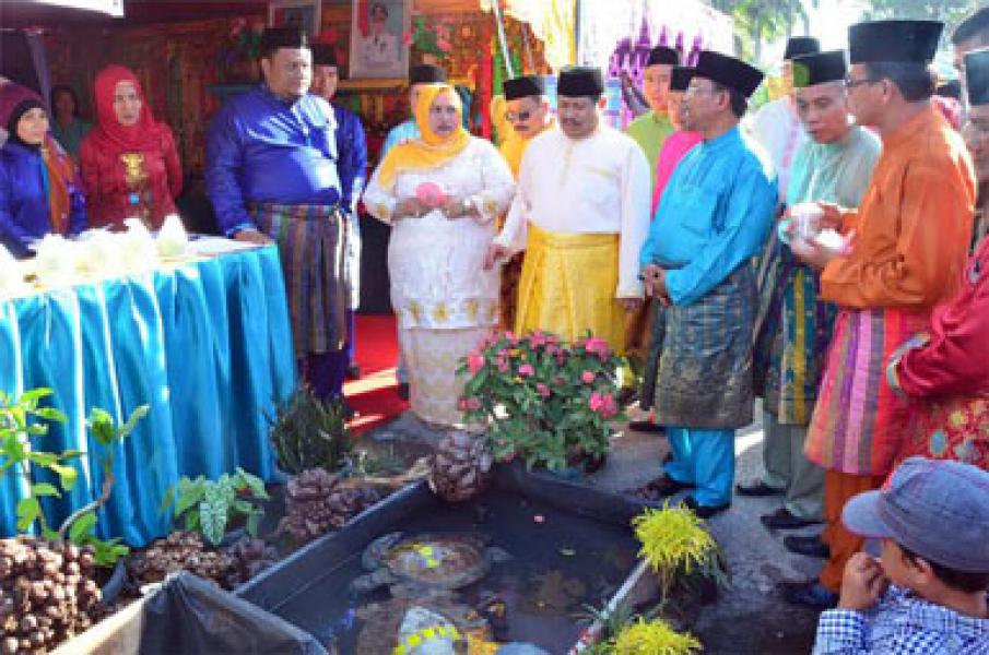 Ketua TP-PKK Bengkalis Membuka Secara Resmi Bazar dan Pameran MTQ Ke-41 di Rupat Utara