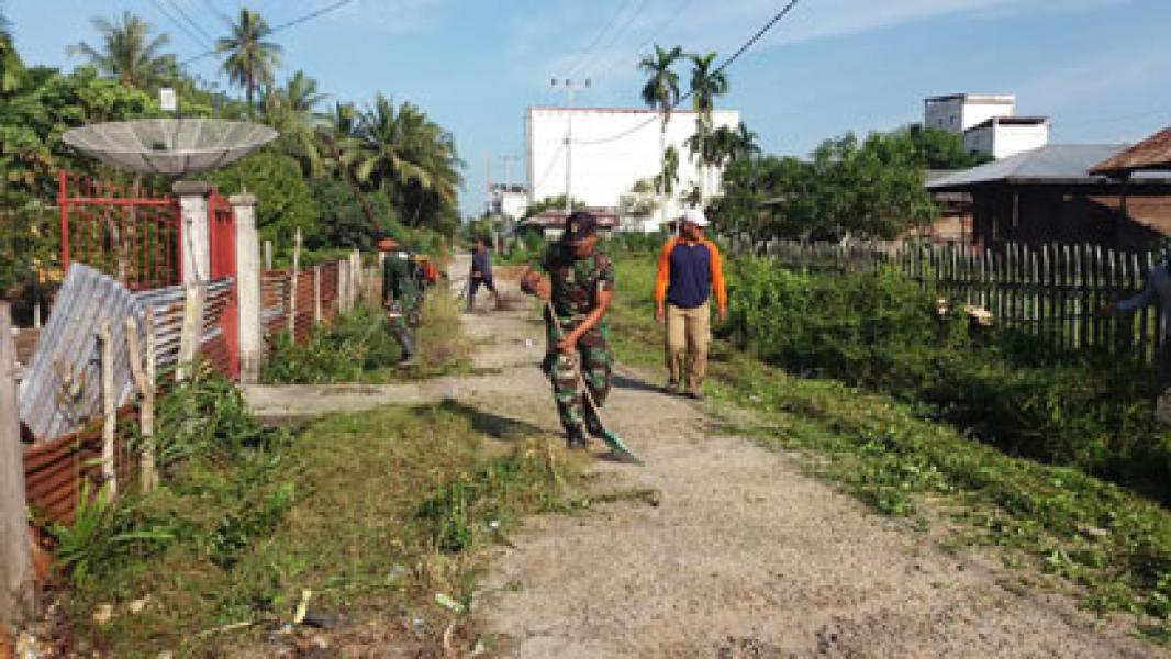 Koramil 02/Tebing Gotong Royong Bersama Masyarakat dan Kukerta Di Desa Alah Air