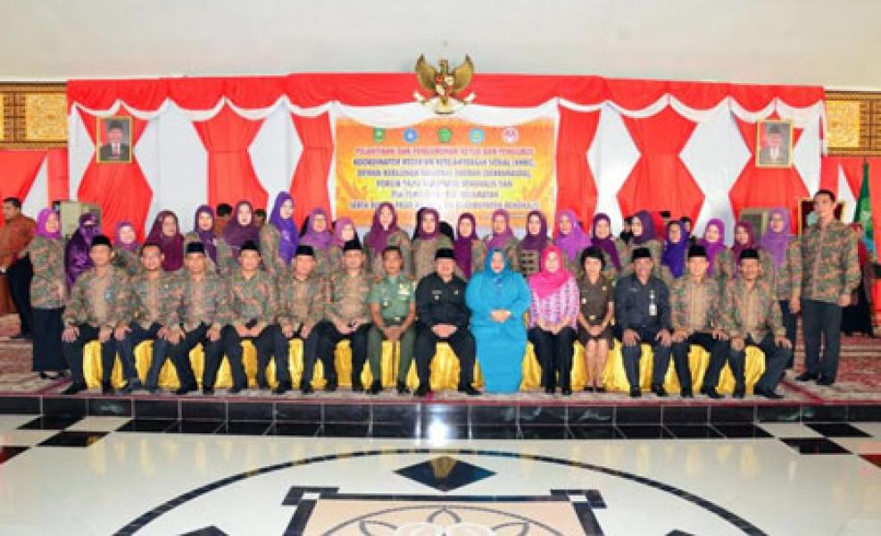 Kukuhkan Pengurus Dekranasda, Amril: Di Era MEA Sektor Kerajinan Harus Mampu Bangkit