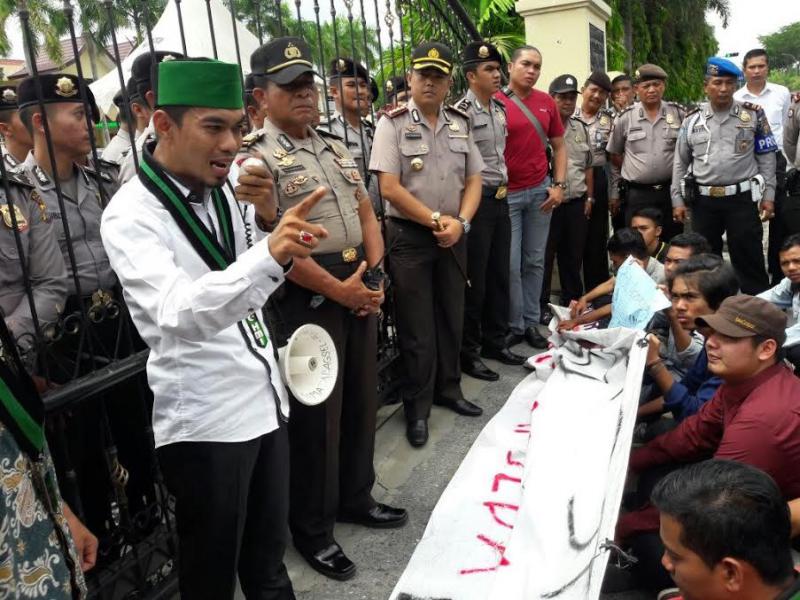 Minta Polda Riau Cabut SP3 Perusahan Pembakar Lahan, HMI Demo Mapolda dan RRI