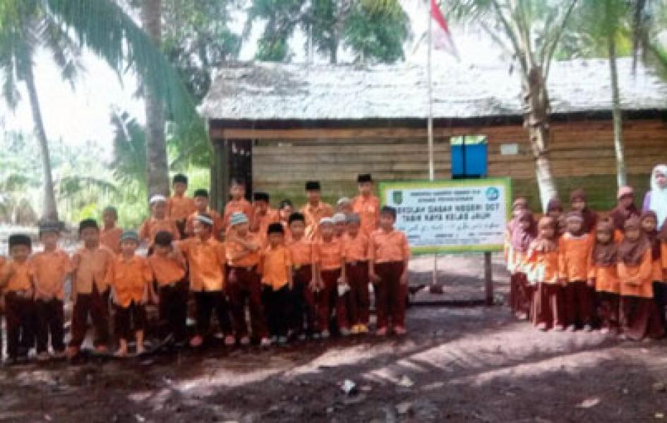 Miris, Kondisi SDN 007 Desa Tasik Raya Beratap Daun dan Kursi Batang Kelapa