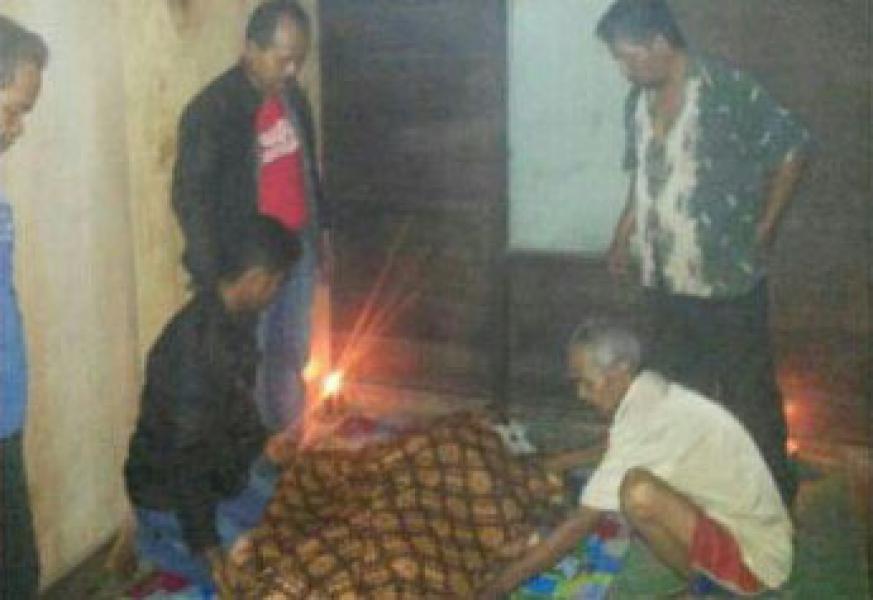 Miris, Perempuan Muda Ini Ditemukan Bugil Tergantung di Pohon Kelapa