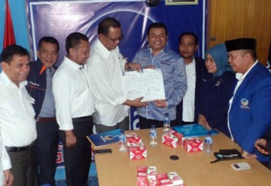 Nasdem Serahkan SK Dukungan Ke Azis-Catur