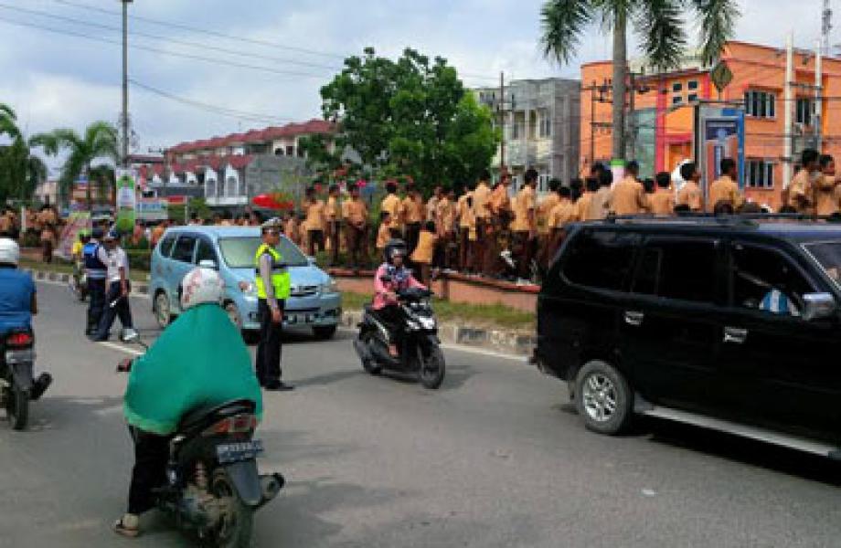 Panitia Kutip Tarif Parkir Roda 2 Rp.1000 Roda 4 Rp.2000 di MTQ Ke-XV Kabupaten Pelalawan