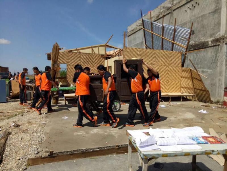 Personel Polsek Ujung Batu Bersihkan Puing Rumah Korban Angin Kencang Disertai Hujan Deras