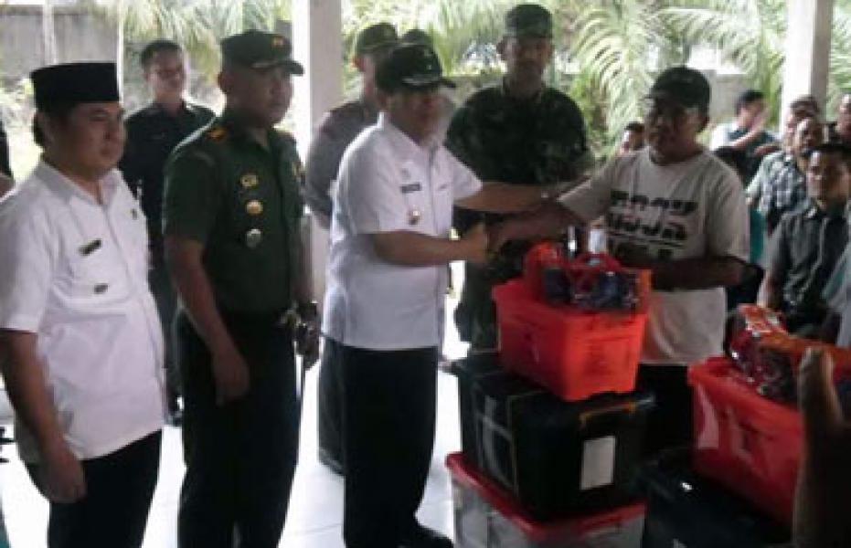 Plt Bupati Rohul Serahkan Bantuan Buat Korban Puting Beliung